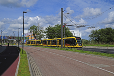 900297 Afbeelding van een tram van U-OV op de Heidelberglaan / Stellenboschlaan te Utrecht.